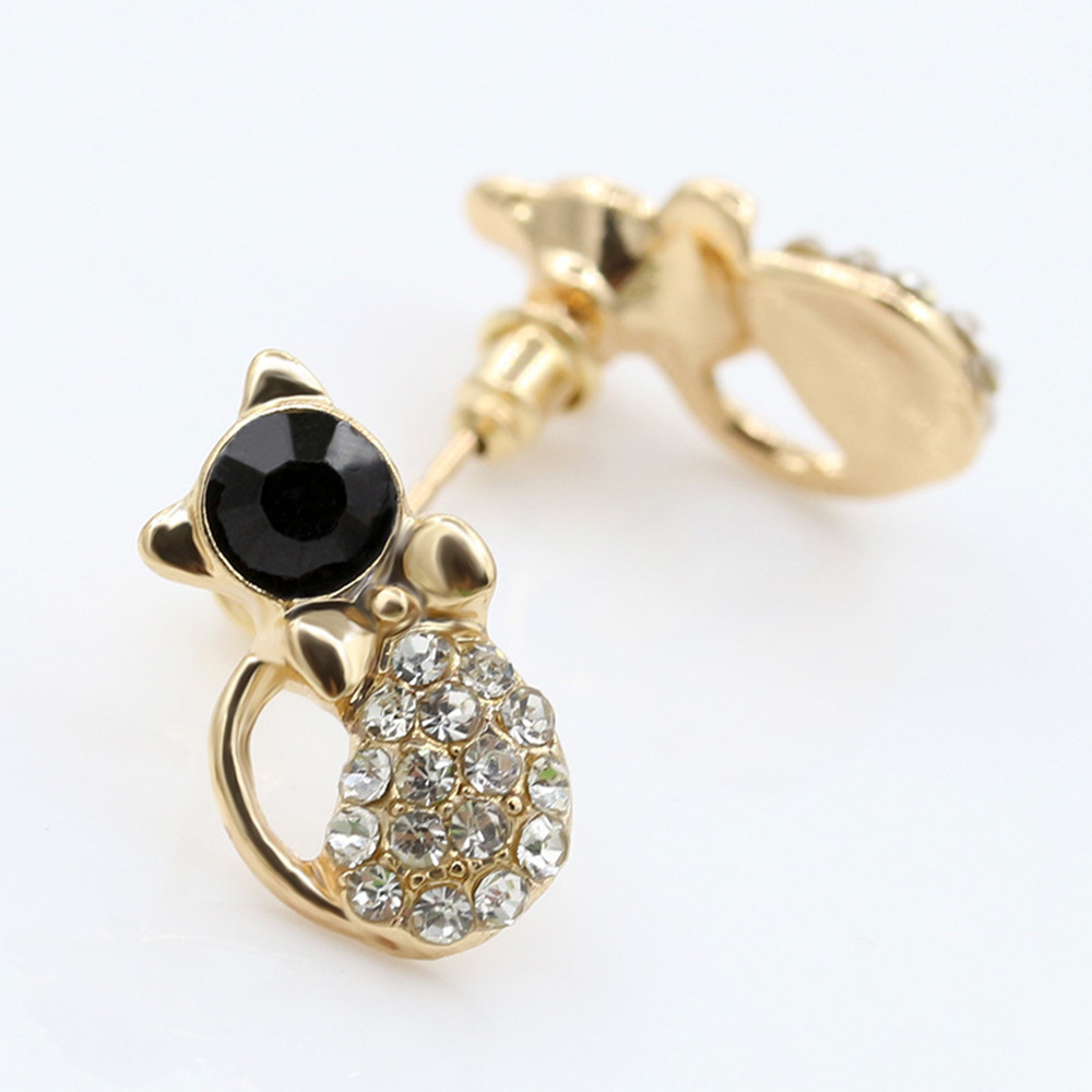Simple and Cute Cat with Diamond Stud Earrings